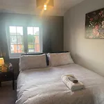 Swindon Double En-Suite Home With Free Parking