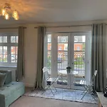 Swindon Double En-Suite Home With Free Parking
