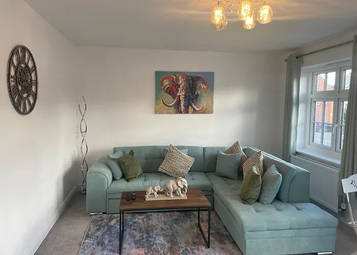 Swindon Double En-Suite Home With Free Parking