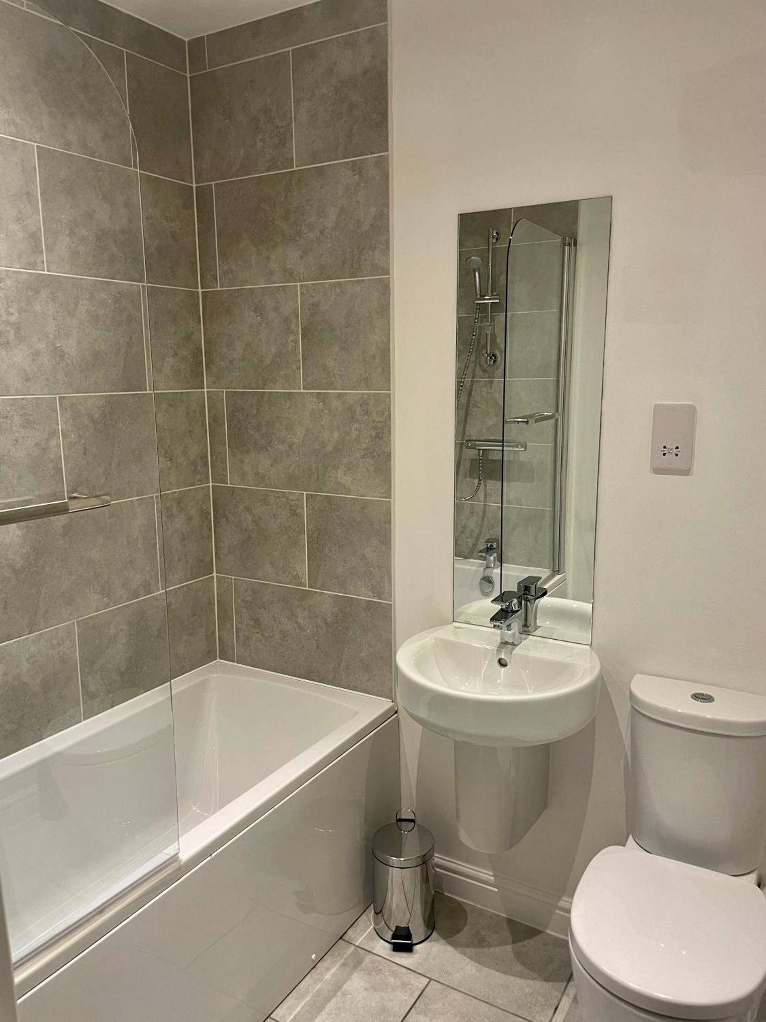 Double En-suite With Free Parking Holiday home Swindon