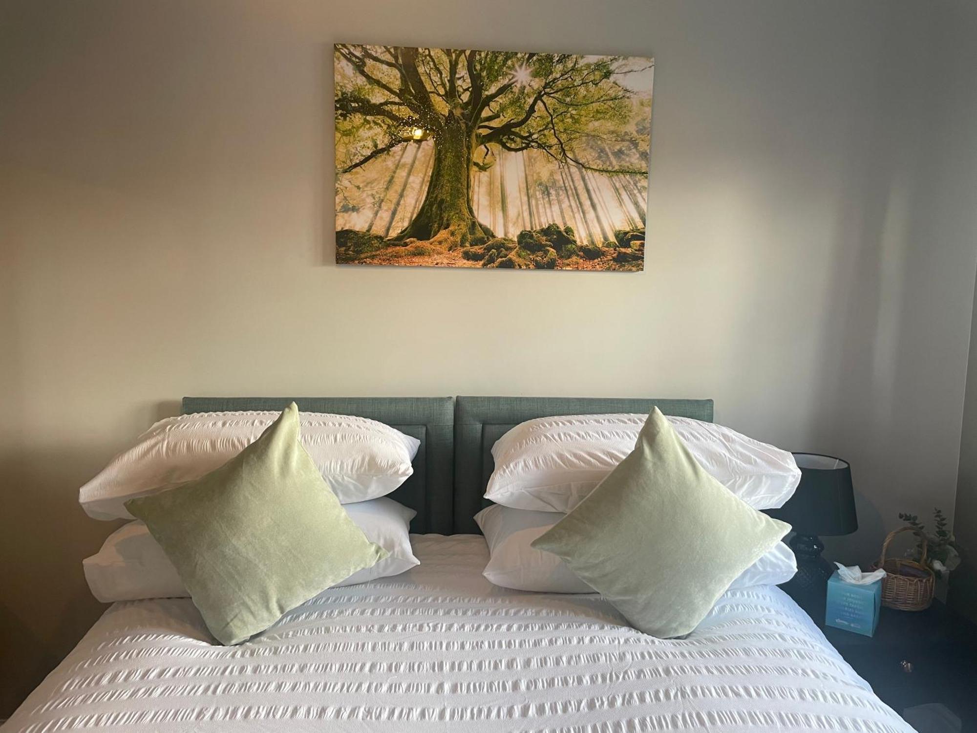 Double En-suite With Free Parking Swindon