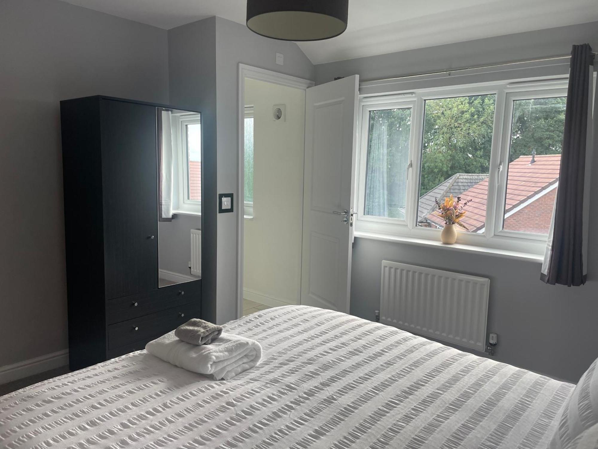 Double En-suite With Free Parking Holiday home *